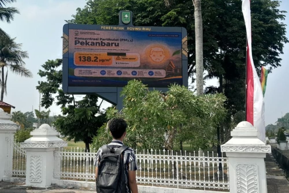 Prabowo Deploys Freefall Parachutists to Reach Riau Forest Fire Hotspots