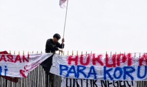 Police Detain Over 300 After Jakarta Protests Escalate Into Nighttime Rioting