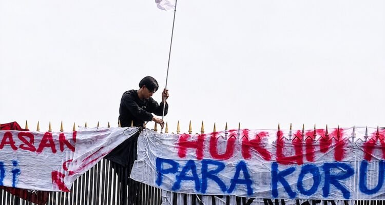 Police Detain Over 300 After Jakarta Protests Escalate Into Nighttime Rioting