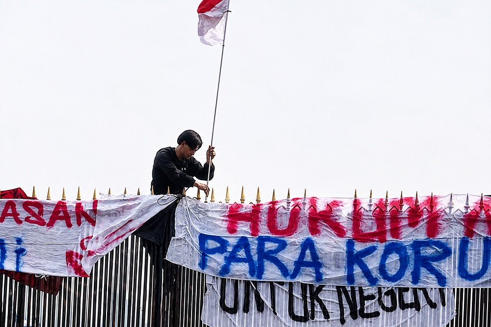 Police Detain Over 300 After Jakarta Protests Escalate Into Nighttime Rioting