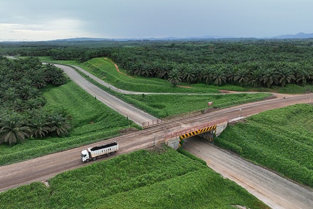 Indonesian Tycoon Haji Isam Bids for Major Stake in Miner Bayan, Bloomberg Reports