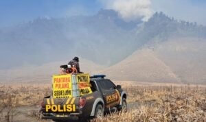 Fires Strike Mount Bromo: Probolinggo Police Deploy Modified Vehicles in Emergency Extinction Effort