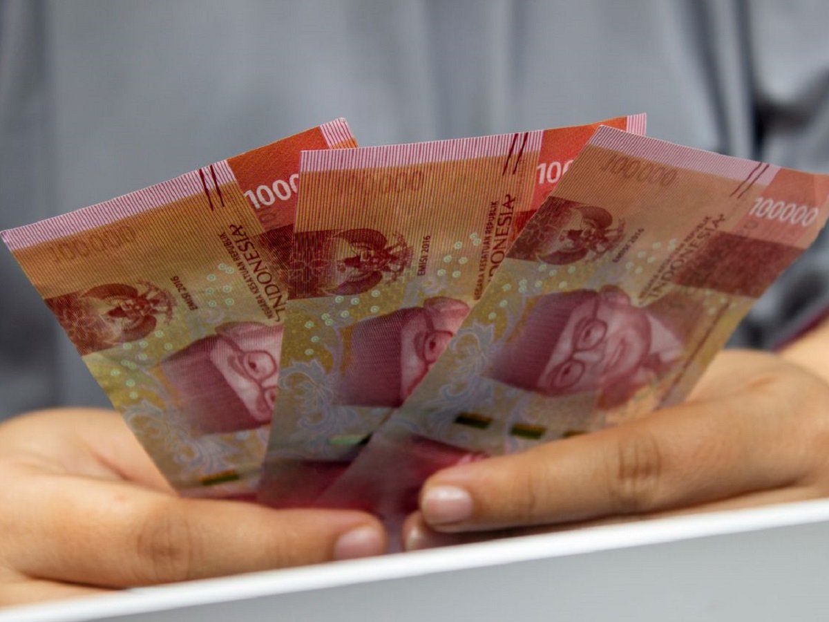 Indonesian Rupiah Crosses 18,000 Threshold Against Dollar as Bond Yields and Oil Prices Surge