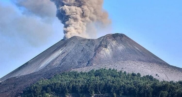 Five Journalists Missing in Sunda Strait While Covering Anak Krakatau Eruption, Search Expanded