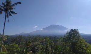 Mount Semeru at 'Alert' Status; Lumajang BPBD Deploys Personnel for 24-Hour Watch