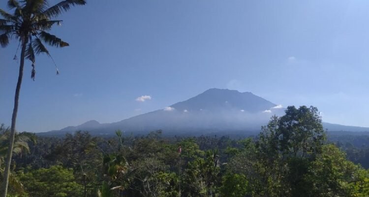 Mount Semeru at 'Alert' Status; Lumajang BPBD Deploys Personnel for 24-Hour Watch