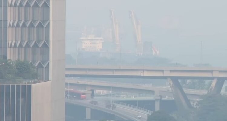 Singapore Air Quality Hits Unhealthy Range in Central and South Regions Amid Indonesia's Forest Fires