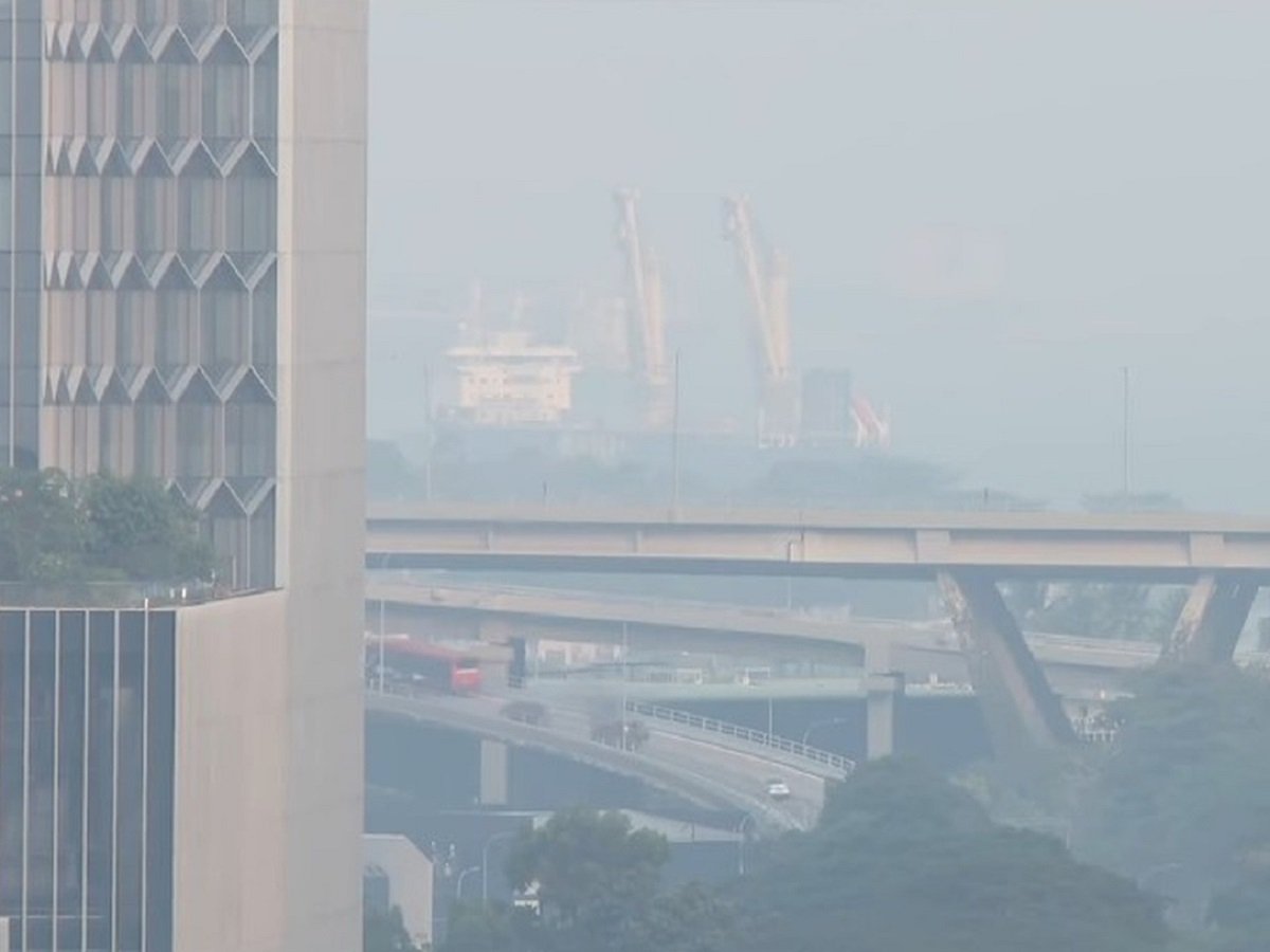 Singapore Air Quality Hits Unhealthy Range in Central and South Regions Amid Indonesia's Forest Fires