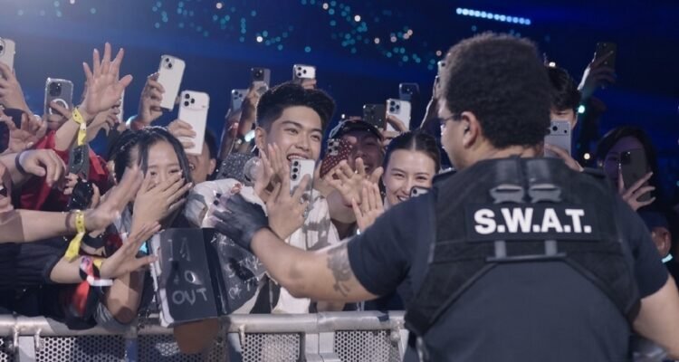 Fan Faints After Touching The Weeknd During Jakarta Concert