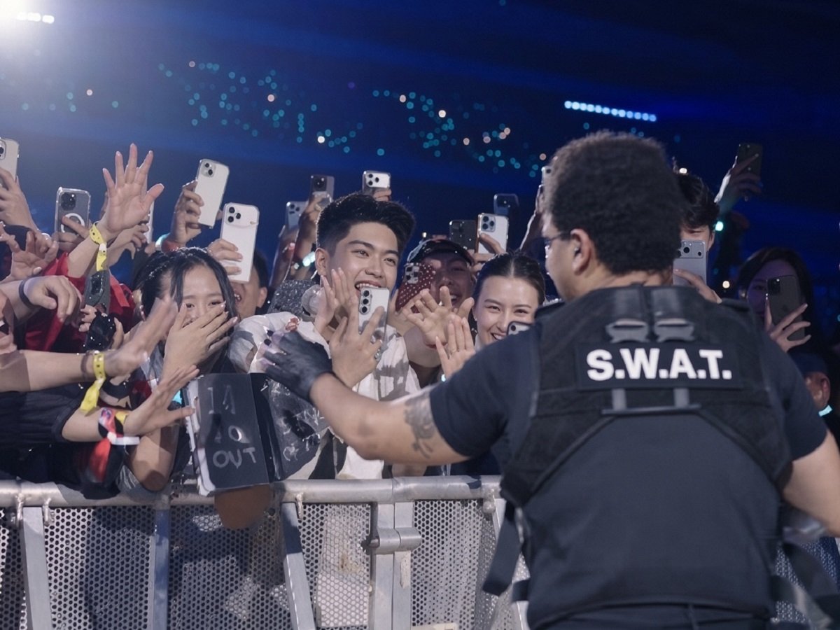 Fan Faints After Touching The Weeknd During Jakarta Concert
