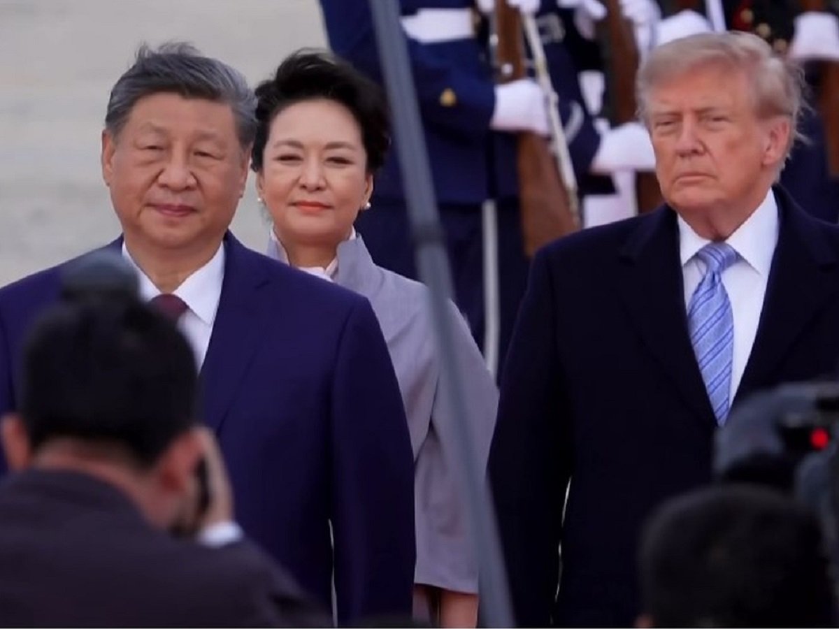 Donald Trump Welcomes Xi Jinping to U.S. with Rare Tarmac Reception as Trade Truce Is Extended