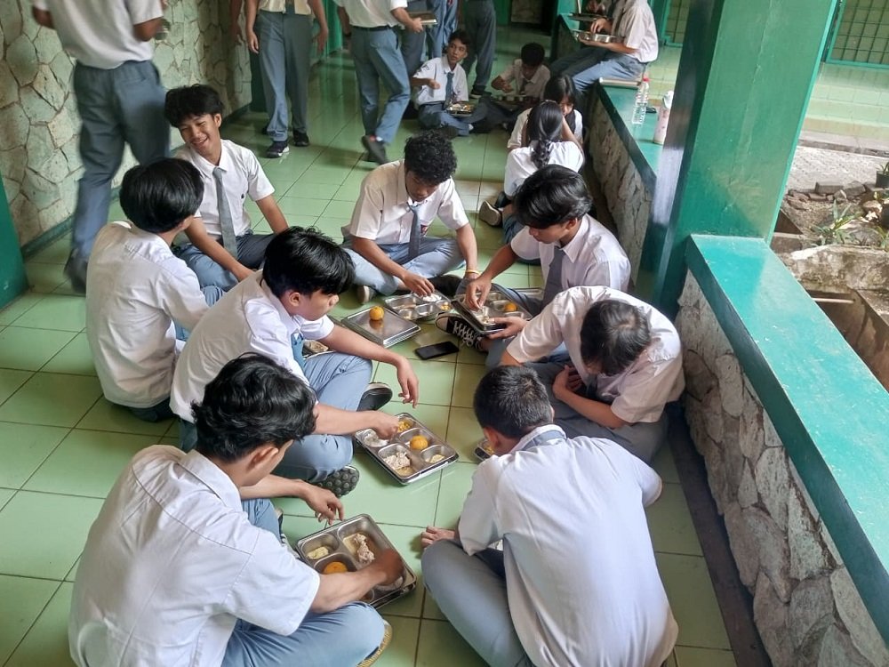 Food Poisoning Outbreak Hits 2,000 in Free Meal Program in Indonesia, Drawing Global Media Attention