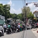 Bali Grapples with Severe Fuel Shortage as Kilometer-Long Queues Form and Motorists Collapse from Exhaustion