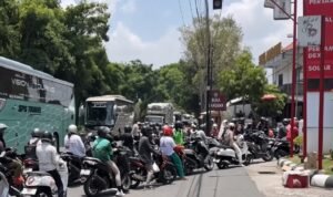 Bali Grapples with Severe Fuel Shortage as Kilometer-Long Queues Form and Motorists Collapse from Exhaustion