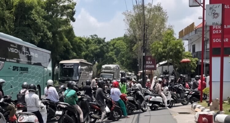 Bali Grapples with Severe Fuel Shortage as Kilometer-Long Queues Form and Motorists Collapse from Exhaustion