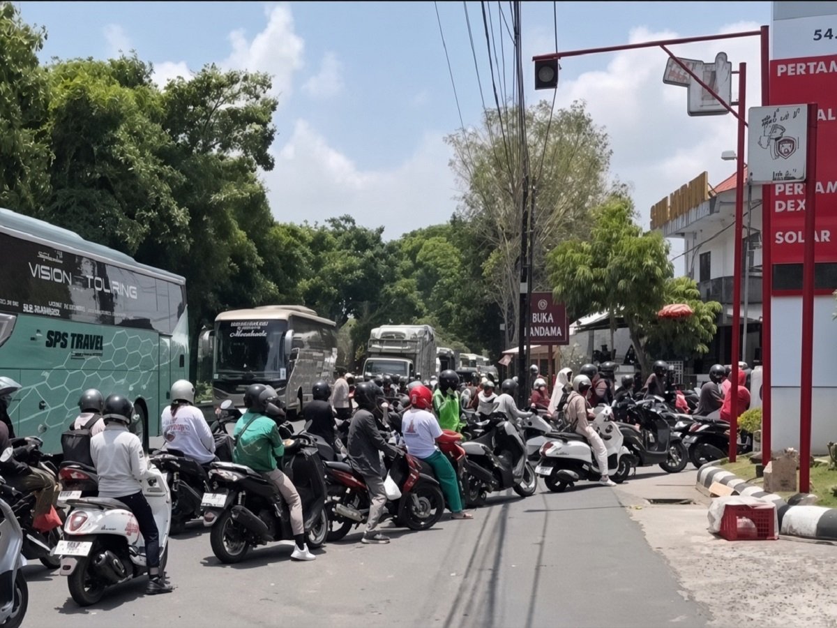 Bali Grapples with Severe Fuel Shortage as Kilometer-Long Queues Form and Motorists Collapse from Exhaustion