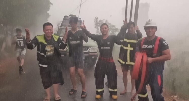 Heavy Rain Brings Relief to Kalimantan Wildfire Fighters After Months of Battle