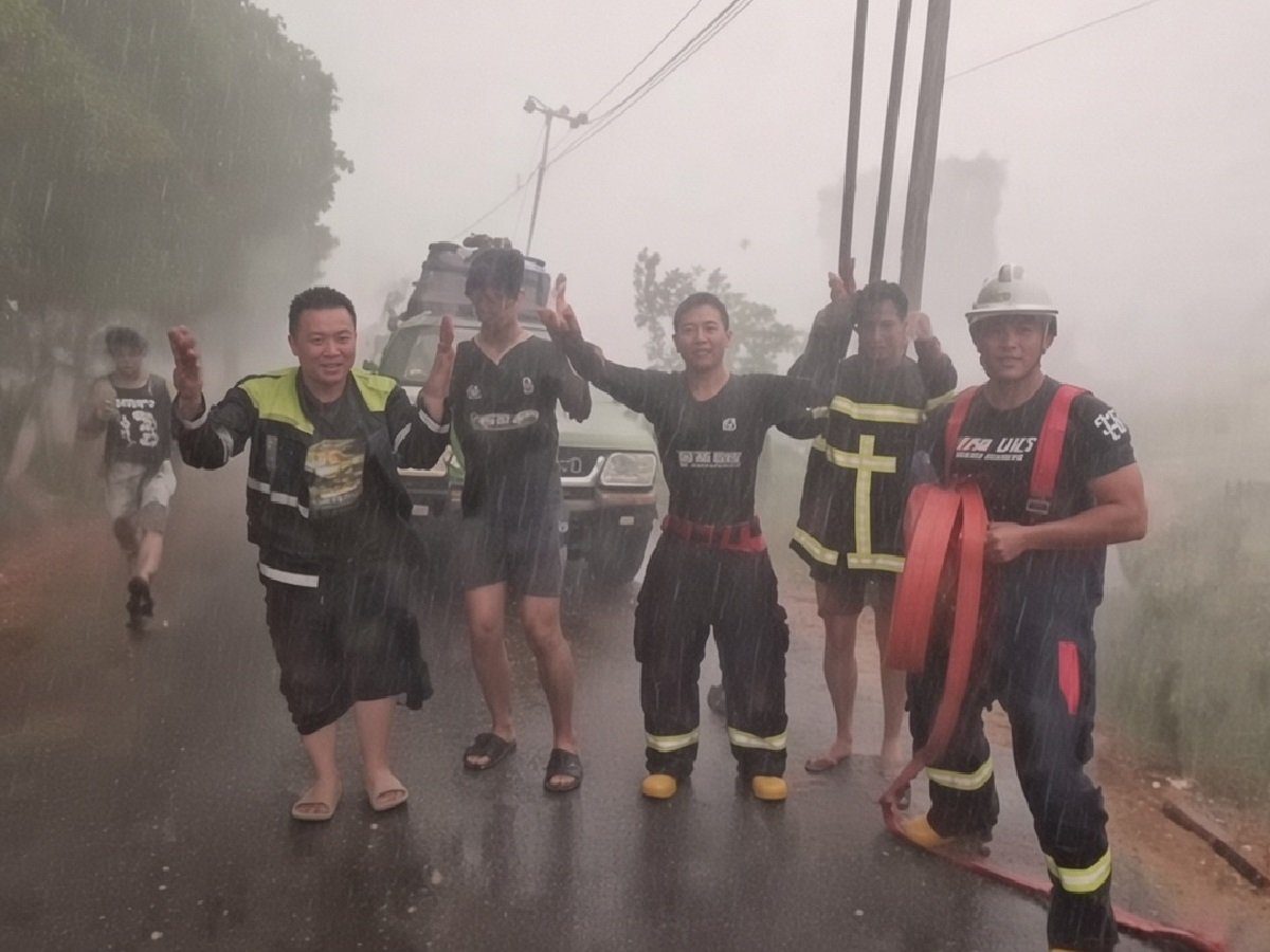 Heavy Rain Brings Relief to Kalimantan Wildfire Fighters After Months of Battle