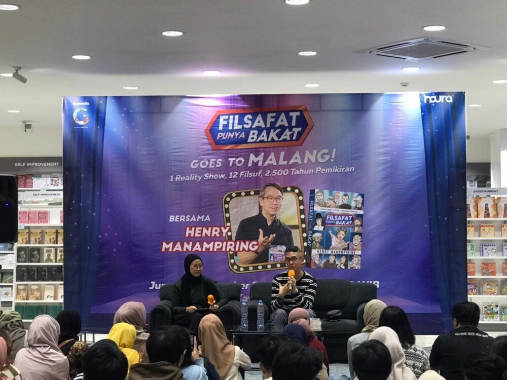 One of the moments from the book tour of the novel Filsafat Punya Bakat, held at Gramedia Kayutangan, Malang, on Friday, 12 December 2025. (Photo credit: Anggraeni Juwita)