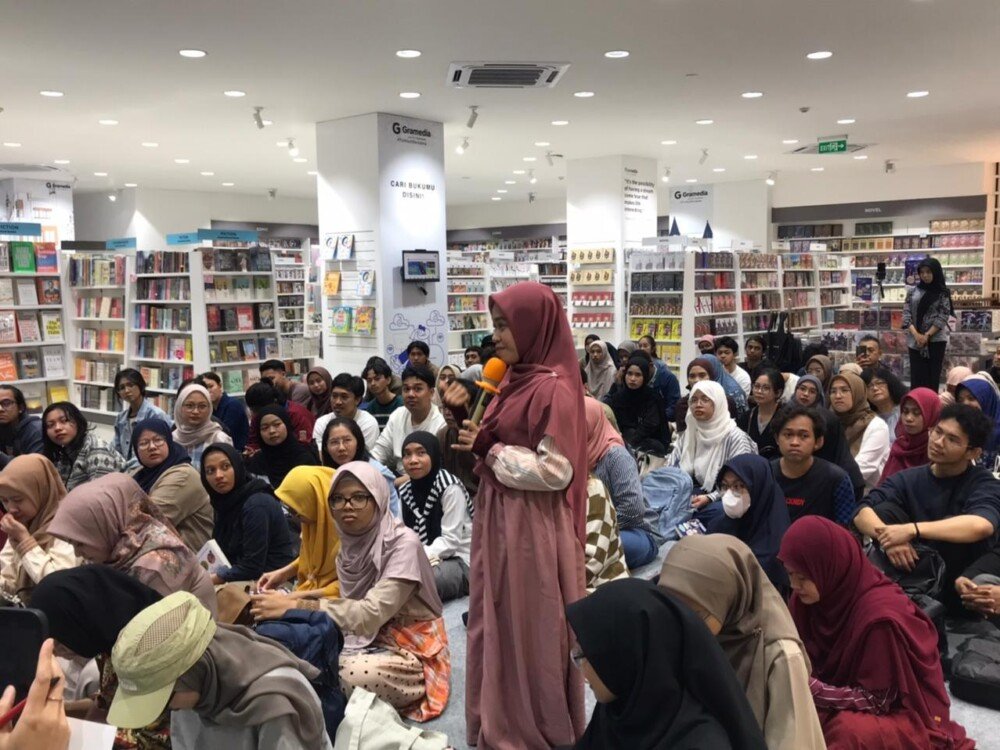 An interactive Q&A session between readers and Henry Manampiring as part of the book tour and discussion for the novel Filsafat Punya Bakat, held at Gramedia Kayutangan, Malang, on Friday, 12 December 2025. (Photo credit: Anggraeni Juwita)