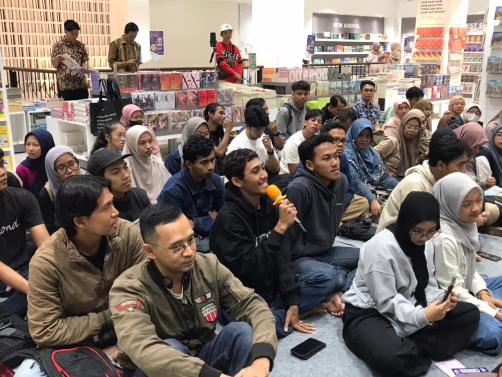 An interactive Q&A session between attendees and Henry Manampiring during the book tour of the novel Filsafat Punya Bakat at Gramedia Kayutangan, Malang, on Friday, 12 December 2025. (Photo credit: Anggraeni Juwita)