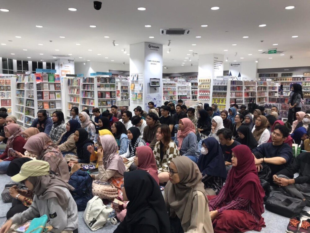 Attendees at the book tour and discussion event for the novel Filsafat Punya Bakat, held at Gramedia Kayutangan, Malang, on Friday, 12 December 2025. (Photo credit: Anggraeni Juwita)
