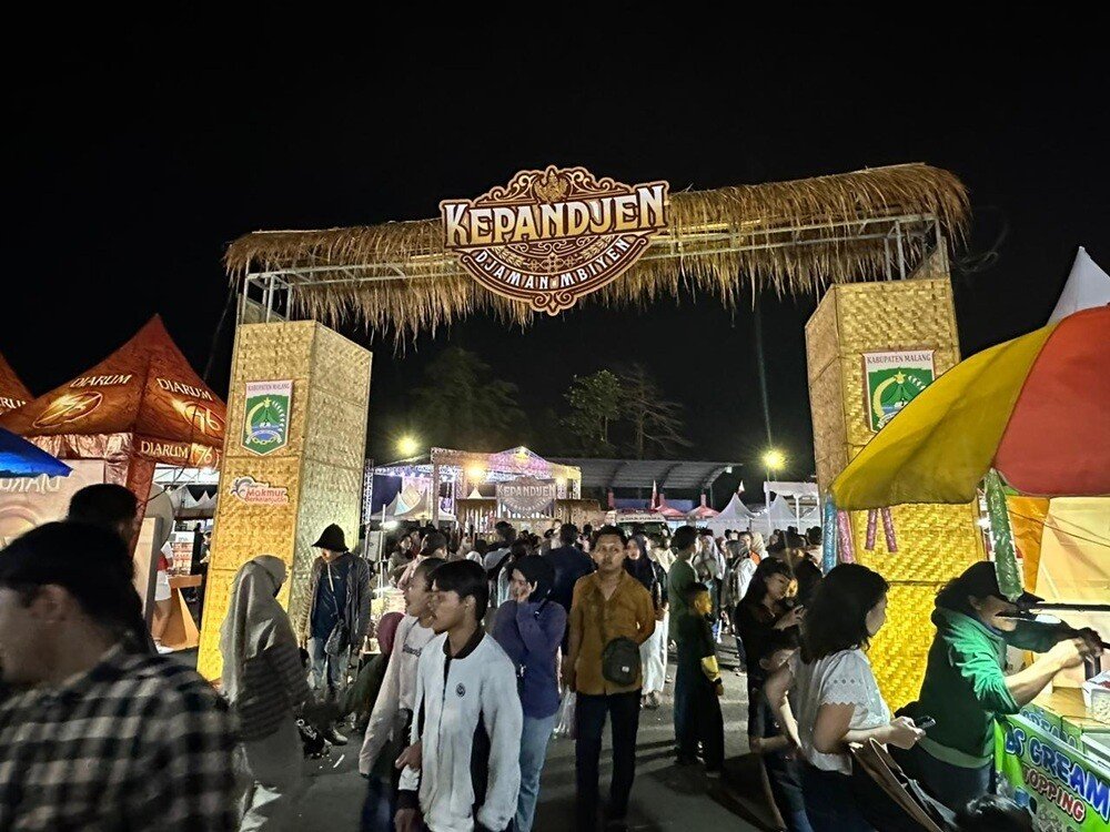 Entrance to the Kepandjen Djaman Mbiyen Festival at Kanjuruhan Stadium.
(Photo credit: Riznima Azizah Noer) Kepandjen Djaman Mbiyen Festival at Kanjuruhan Stadium