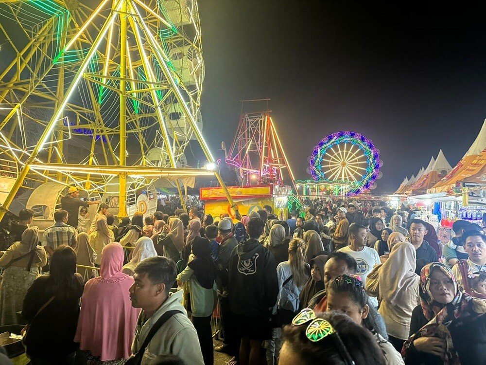 Hundreds of enthusiastic visitors enjoying the Kepandjen Djaman Mbiyen Festival.
(Photo credit: Riznima Azizah Noer)