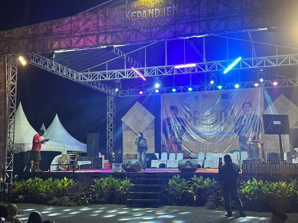 Live music entertainment adding to the festive excitement at the Kepandjen Djaman Mbiyen Festival.
(Photo credit: Riznima Azizah Noer)