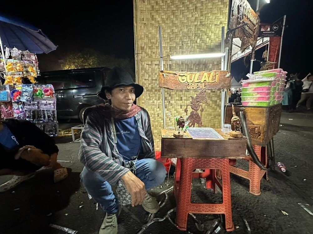 A traditional gulali (cotton candy) seller named Pacul offering classic treats at the Kepandjen Djaman Mbiyen Festival.
(Photo credit: Riznima Azizah Noer)