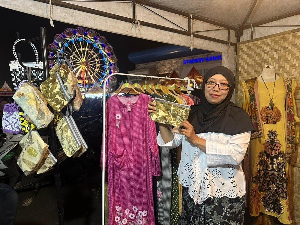 Ayu Agustina Irianti displaying ecoprint, embroidery, and woven textile products.
(Photo credit: Riznima Azizah Noer)